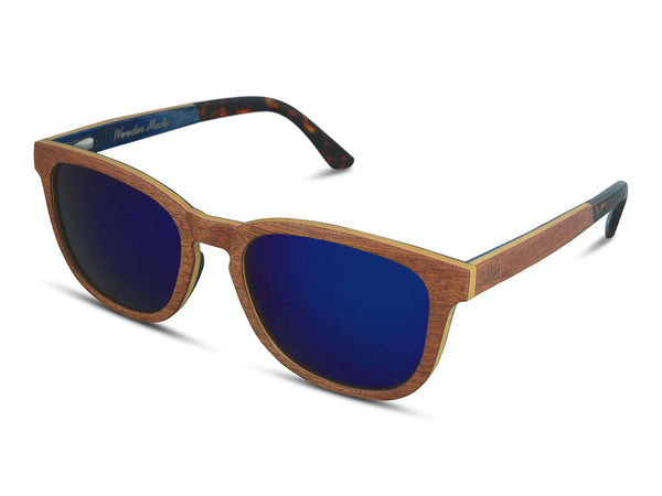 Lugano is een stoere houten zonnebril met blauwe glazen. De binnenkant van de bril heeft blauwe pootjes wat zorgt voor een mooi en bijzonder effect. Stoer en stijlvol maar uniek door de kleine details